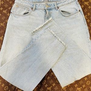 ZARA RIPPED MOM FIT JEANS. Size US 12 (31)